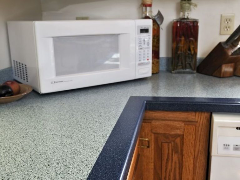 Contrasting color edge countertops